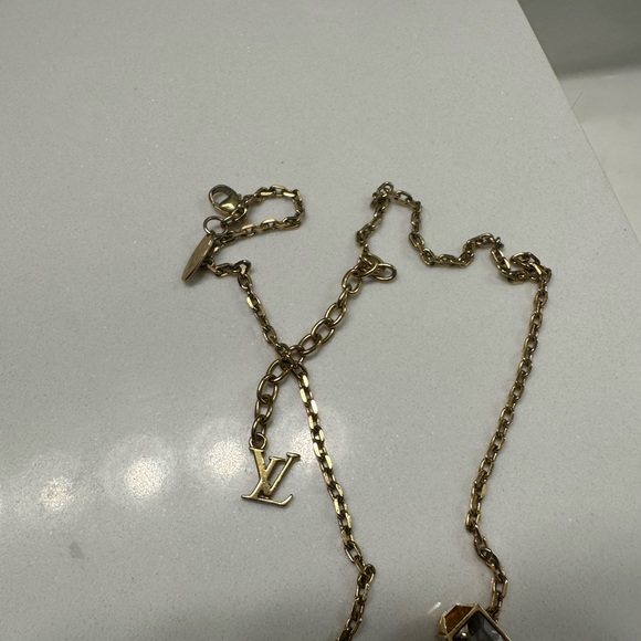 LOUIS VUITTON necklace LV Logo and Cube Swarovski crystals gold - Picture 4 of 15